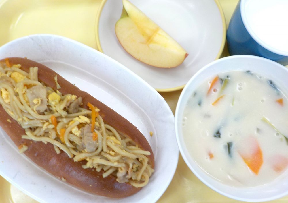 やきそばと卵のホットドック
チンゲン菜の豆乳スープ
りんご
牛乳