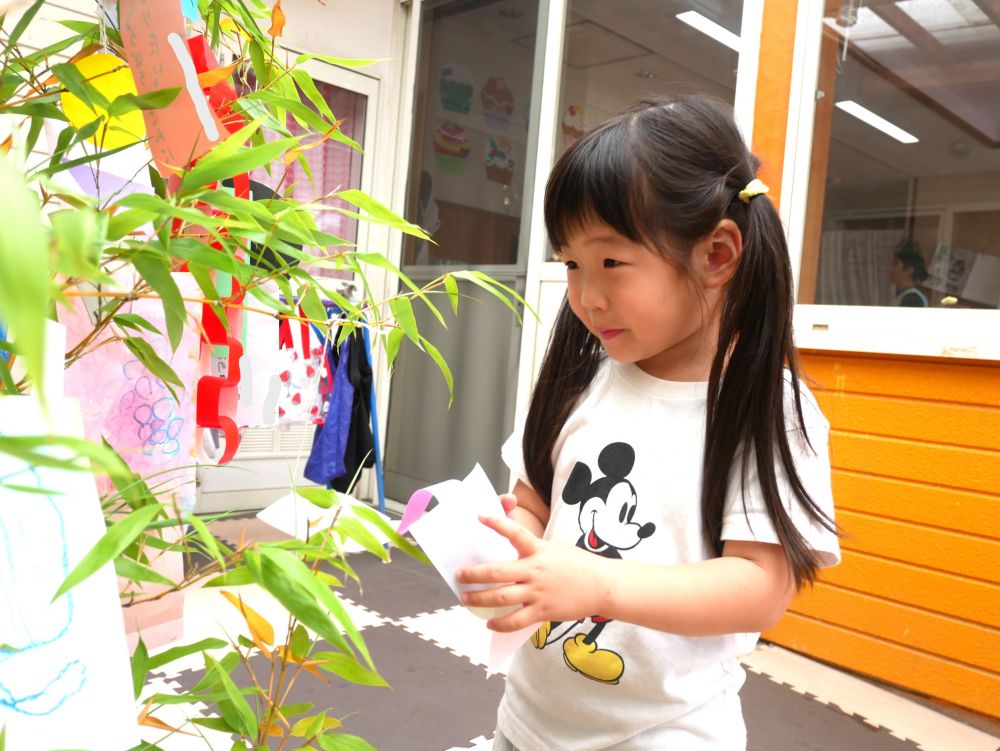 『Sちゃんの飾りはここに飾ったの♡』
自分の作った飾りや短冊を嬉しそうにみつめるSちゃん
みんなの願い事が・・・叶いますように☆