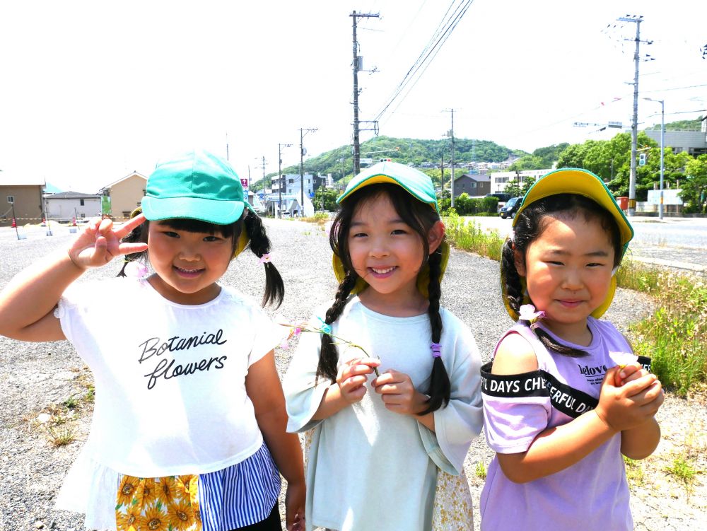 日陰を見つけて遊んだり…休息をとったり…
自分たちで声をかけあい水分補給をしたり…
この日は近くの駐車場まで散歩♪
夏の暑さにも徐々に慣れていきたいです
早速ピンクの可愛いお花を発見♡
髪の毛や耳につけて 「見て~」 と女の子
「ラプンツェルみたいでかわいい~♡」
カメラを向けるとこのポーズ♪