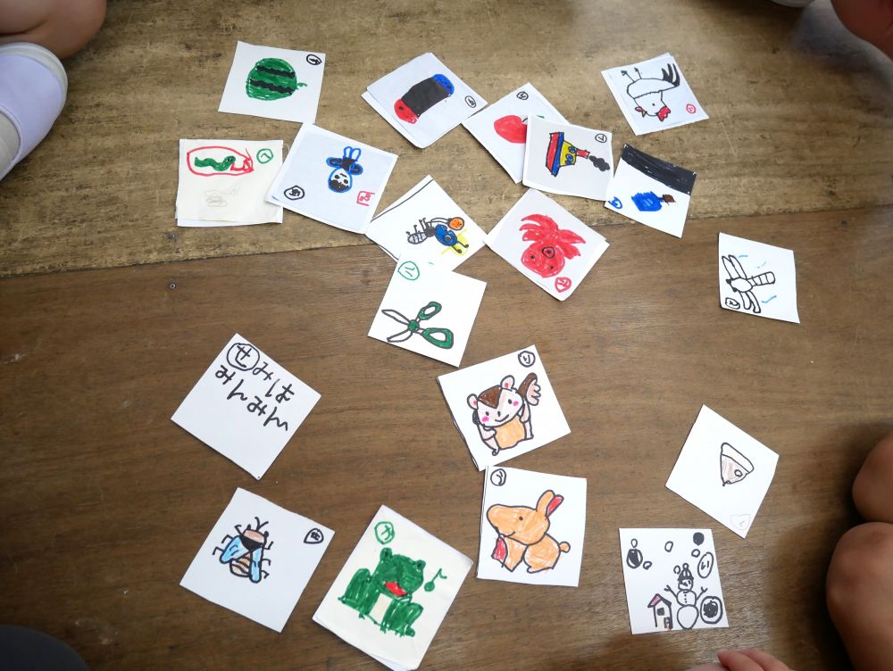 まだ無い字もあるけどやってみよう!!
「遊んでみたい人~?」
友達が作った遊びに興味津々