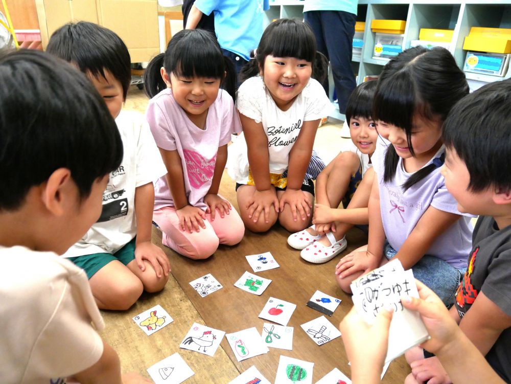 「手はお膝!!」 「はい♪」
作った二人が読み手になりみんなで挑戦
「楽しかった~またしたい!!」
というみんなの声にニッコリ嬉しそうな二人
自分たちの工夫がつまったかるたを楽しんでいます♡
子どものアイデアって面白い!!