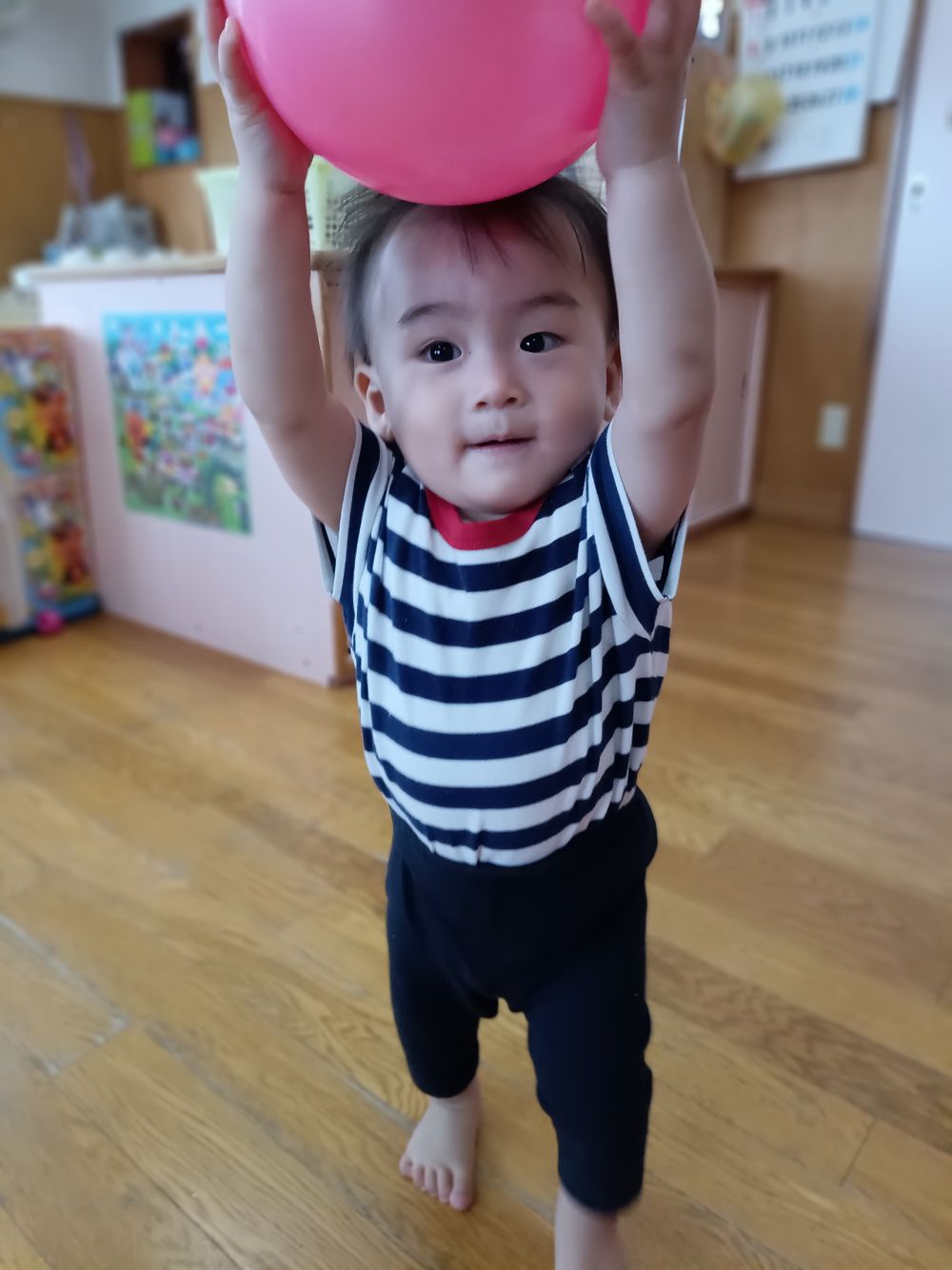 ボールが大好きなAくん♡
片手でボールを投げたり、
両手でボールを投げたり
さらに…
両手で1つずつボールを持ち
投げて遊んでいました♪♪