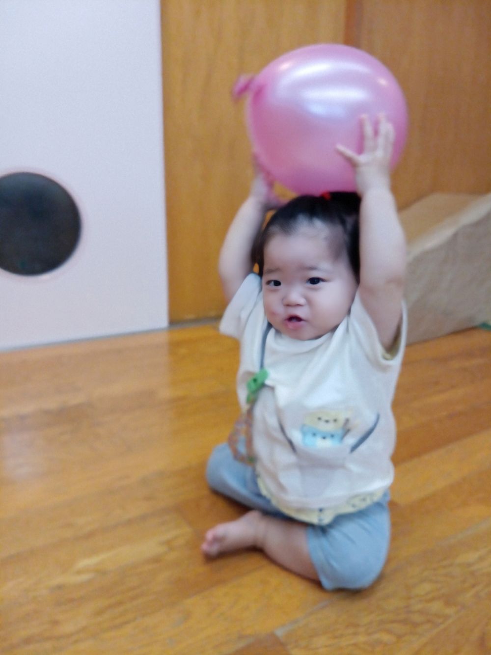 ボールや風船を見つけると、
両手で持って頭の上から
力一杯投げて遊んでいたMちゃん♪♪
それぞれが色々な投げ方を思いつき
思いっきり楽しんでましたよ♡