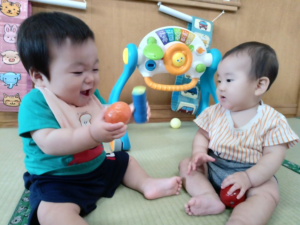 月齢の近い友達と、
果物の音がなるおもちゃで
「シャカ、シャカ♪♪」
鳴らして楽しんでいたOくん。
思い思いに好きな遊びを見つけて
遊んでいます。