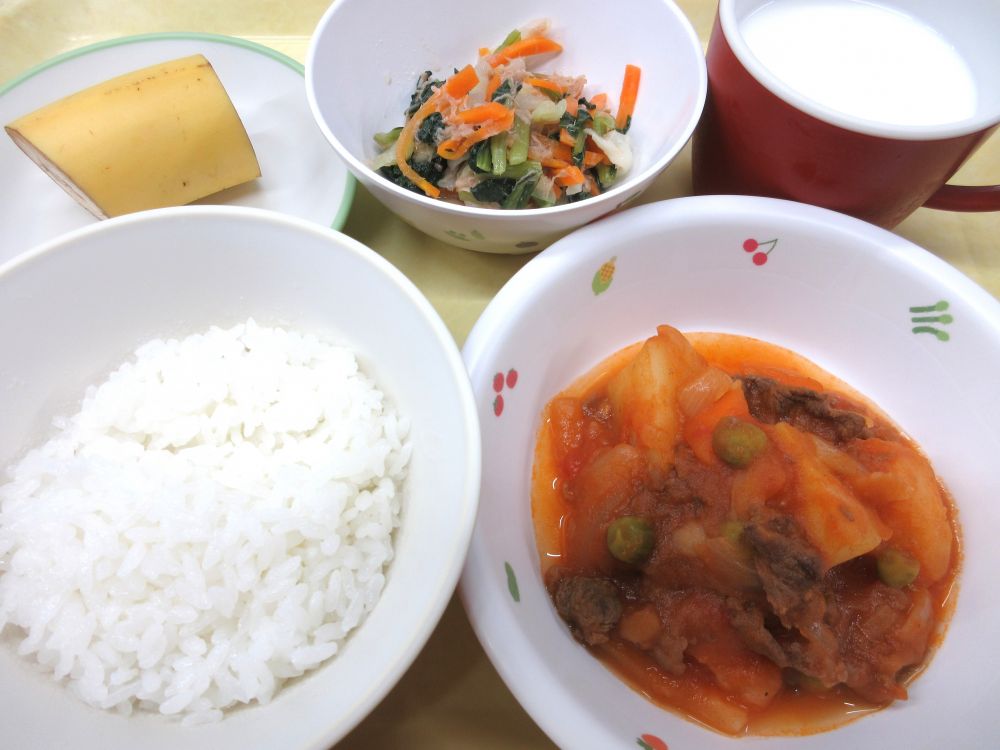 ご飯

洋風トマト肉じゃが

キャベツとツナのサラダ

バナナ

牛乳
