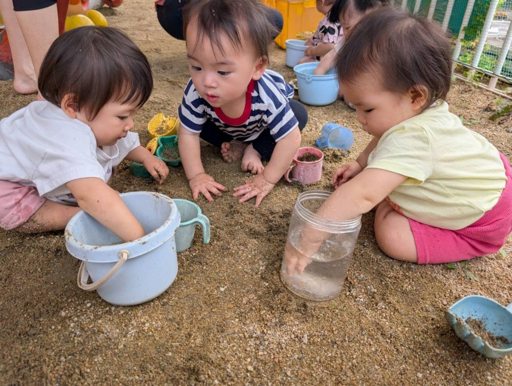 透明の入れ物に入っている水をグルグルと
回しているKちゃん♪
手をグルグルと回して
お水が回っているところも
見てましたよ~
色んな遊びかたで
楽しくあそんでました♪♪