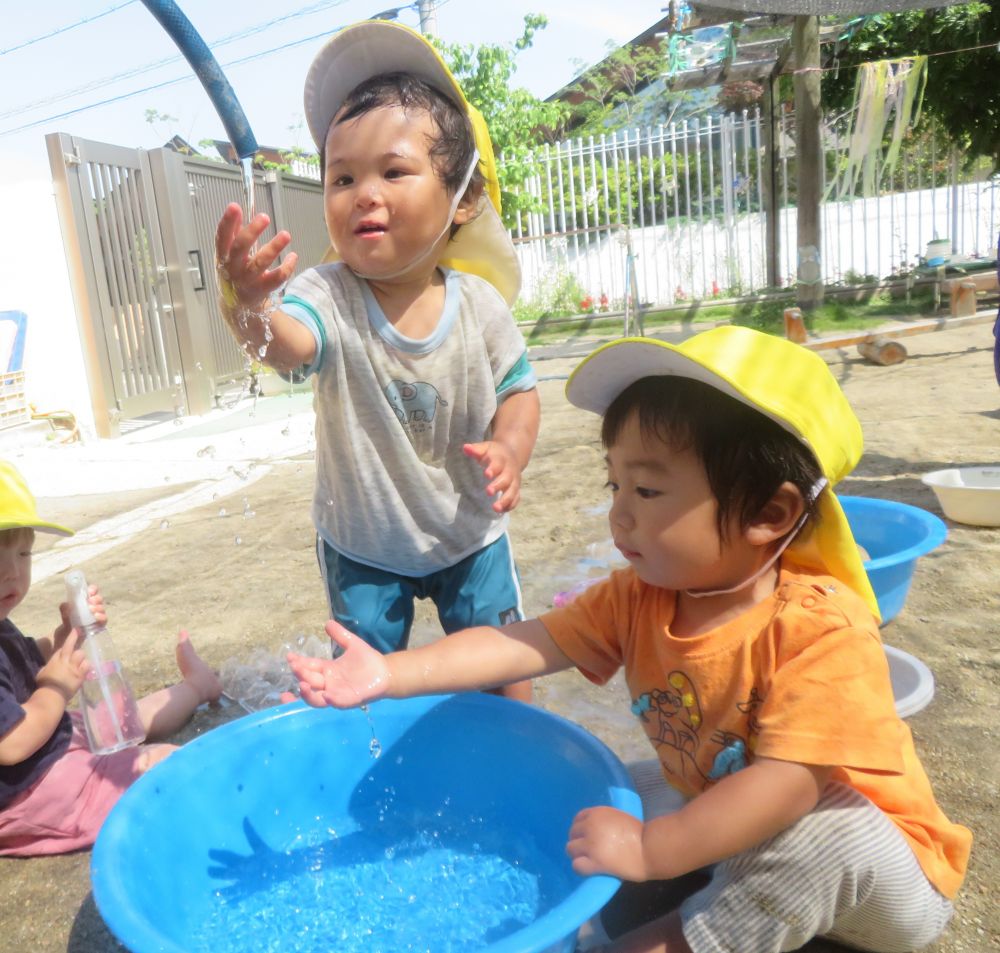 水には魅力がいっぱい♡
水遊びが始まり思う存分水に触れて楽しんでいます
ホースから出てくる水…
感触を感じたり冷たさを感じたり
掴もうと手に触れると形を変えて落ちていく水に惹きつけられる2人