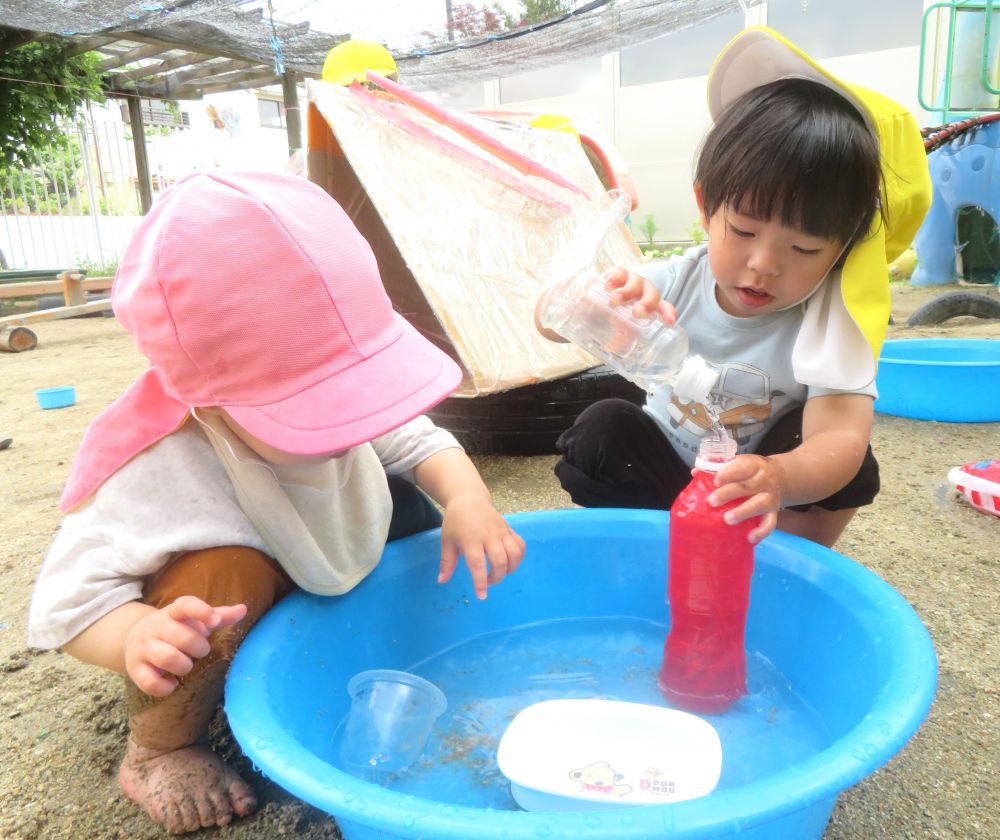 大きめペットボトルいっぱいに水をいれたいA君
ペットボトルを水に沈めたり出したりしながら試行錯誤…
その時桶の中に浮いていたサイズの違う一本の容器に気付き、そちらに水を汲み
ペットボトルにうつし始めました
大きな発見をし、繰り返し繰り返し水をいっぱいにする事を楽しんでいました♪