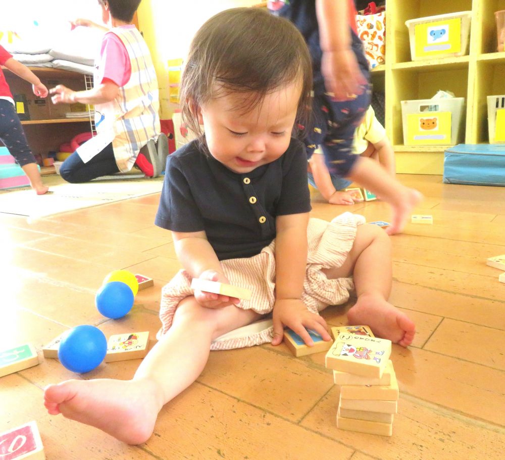 同じ玩具でも遊び方は十人十色
自分の楽しみを見つけて集中して遊ぶ姿がありました
アンパンマンの積み木を上に高く積んでいく事を楽しむYちゃん
積み木の絵柄を一つ一つ見るのも楽しみの一つです♡