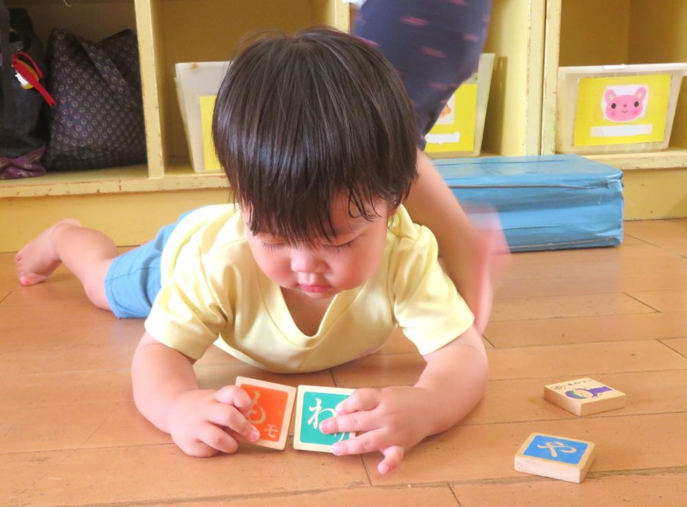 たくさんある絵柄の中から特に気に入った2枚の積み木
ニコニコ笑う”ジャムおじさん”と”天丼マン”並べて嬉しそうに眺めるS君
「これ見て!」と満面の笑みで声を掛けてくれました♪