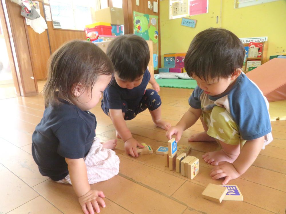 「ここにやるんよ!」
さっき先生がやっていたドミノ倒し
並べて倒して…
見よう見まねでチャレンジしてもなかなか上手くいきません
上手く倒れるように絶妙な間隔をあけるのが難しいんだよね!