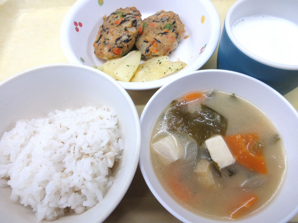 麦ご飯
ひじきと枝豆のつくね
焼ポテト
豆腐とわかめのみそ汁
牛乳