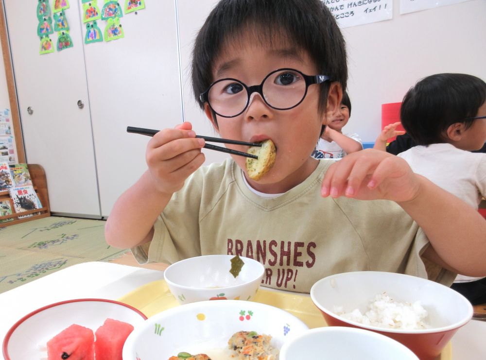 皮をむくと実がなくなっていまいそうなじゃがいもが3キロ・・・
何に変身させようか迷いましたが、子ども達の大好きな【焼きポテト】にすることに♡

“新じゃが”なので皮も薄いため、きれいに洗い、皮付きのまま焼きポテトにしました♪

「みんなが収穫したじゃがいもだよ～」と伝えると
「やった～！」と子ども達。
皮付きでも気にならないようで、ぱくぱく食べてくれました。