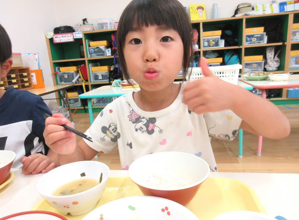 もぐもぐして味わい、「おいしい！」とひとこと。そしてこのポーズ♪
みんなで“Good”のサインをして見せてくれました☆

旬を味わい、笑顔になる。
ココロにもカラダにも良い、素敵な給食時間でした♡