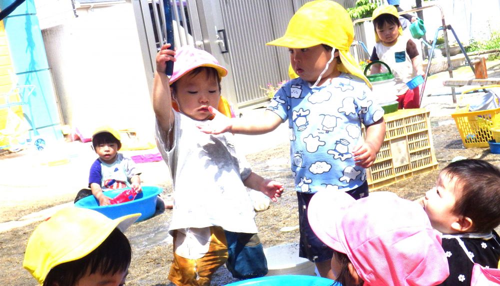 ホースから出る水を触るSくん、
腕を伝う水が気持ちよくにっこり
水がたまるのも観察しています