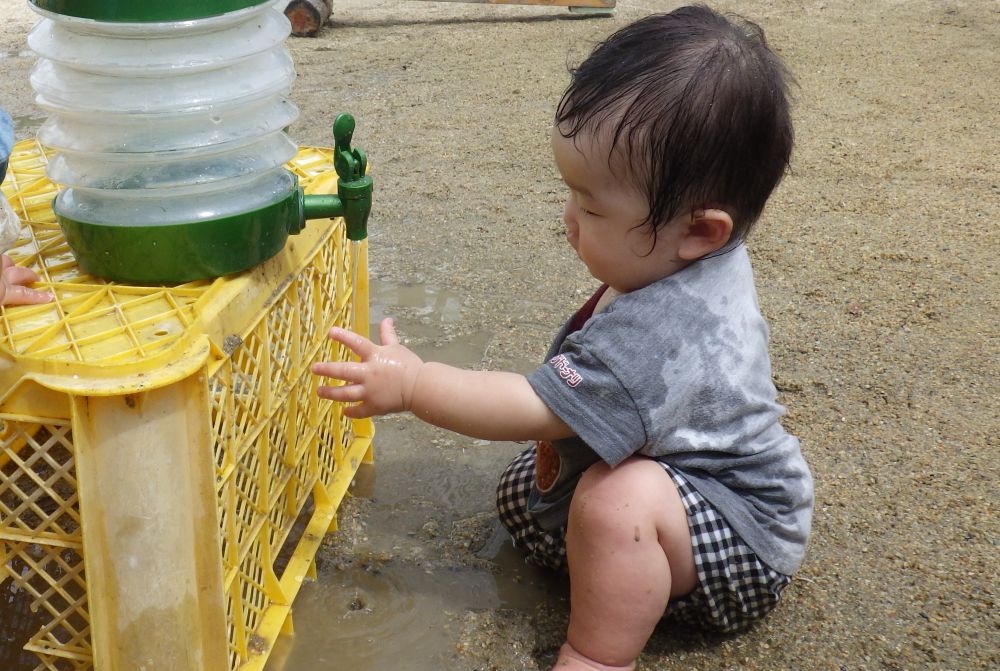 少しずつ出ている水を見つけたRちゃん、
そっと手をのばし、掴んでみようと試みます
でもつかめない水を何度も何度もグーパーして不思議そうに見つめていました
まだまだ夏はこれから!!
どんどん夏の遊びを楽しんでいきます