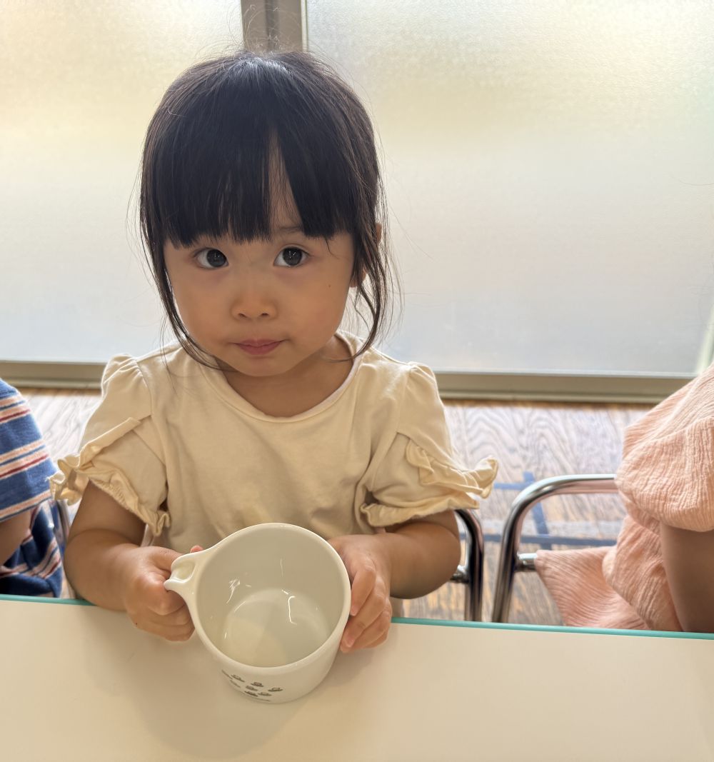 一番にぐびぐびと飲み干したTちゃん♡
ちょっと苦手な子も、
ペロっとなめてみたり…
美味しかった子は、
「おかわりー!」と、おかわりをお願いしたり…
うめこちゃんと、
名付けていたのが良かったのか、
「うめこちゃんおいしくなったかな?」
「うめこちゃんげんきかな?」と、
毎日うめこちゃんに話しかけたりと、
興味津々なクマ組さんでした✨️
みんなの思い出に残るといいな🥤