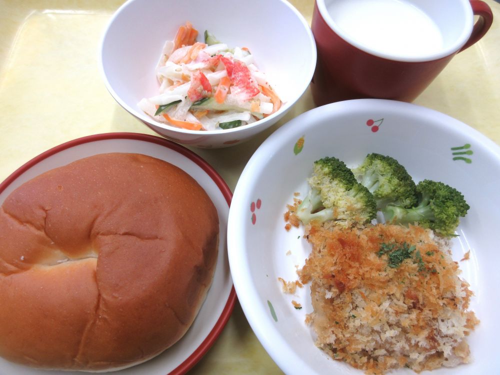ロールパン
スコップメンチカツ
ゆでブロッコリー
大根サラダ
牛乳