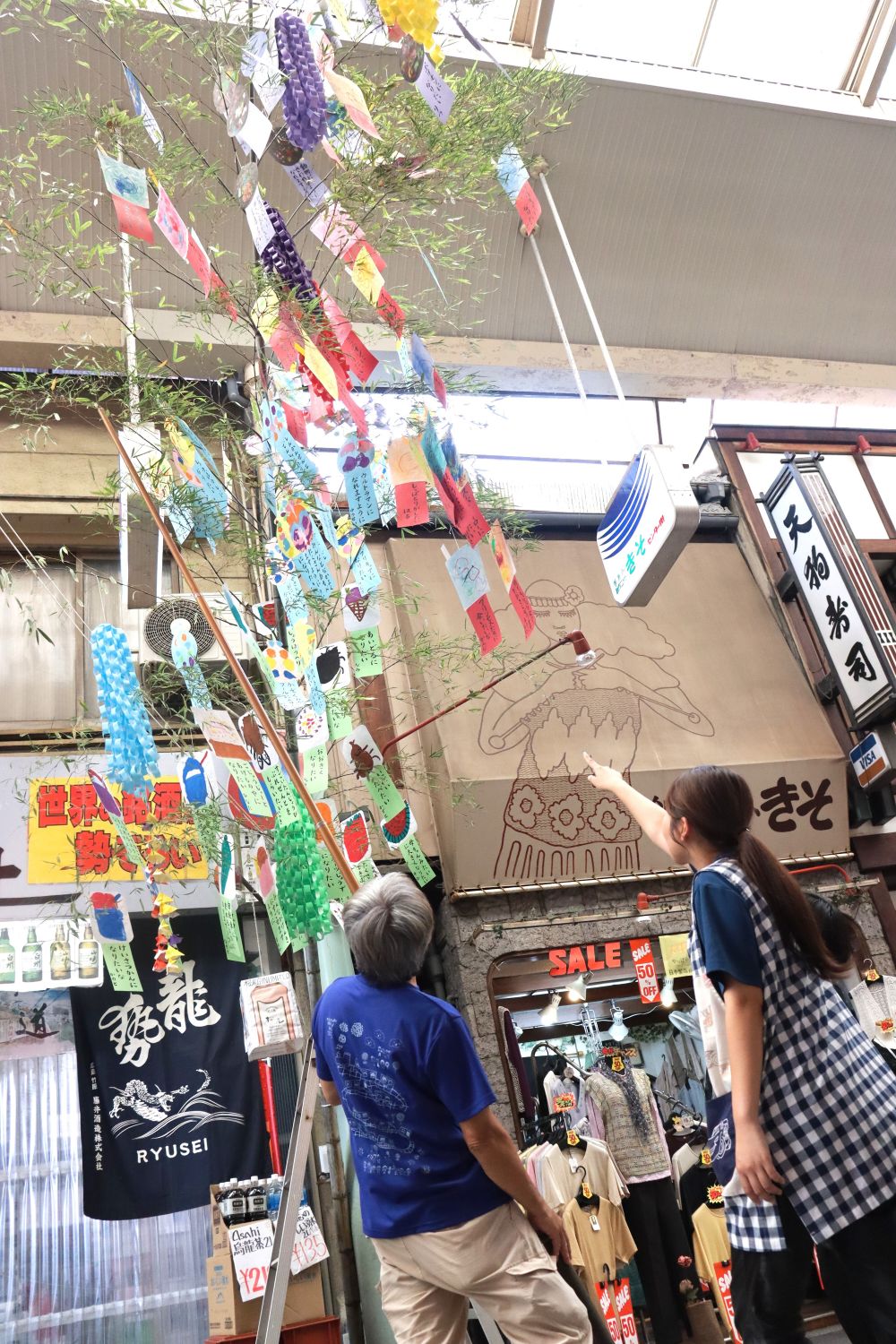 商店街の方にも手伝っていただき
短冊が重ならないようにバランスを考えて・・
ゆめはうす認定こども園、すいみい保育園の園児、131人分をつけました