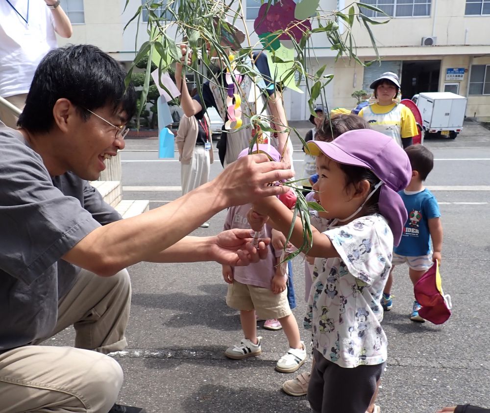 企業さんにも
笹飾りを届けに行きました😊
「願いごとが叶いますように⭐」