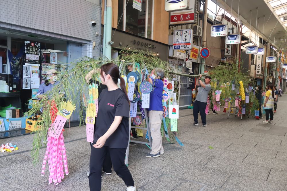 場所はいつもの場所♡
センター街(北側)浦上酒店倉庫とBOOMERの間です。
風にサラサラと笹の葉と短冊が心地よさそうに揺られていますよ
土曜夜店も始まっています。
是非、見に行ってくださいね。