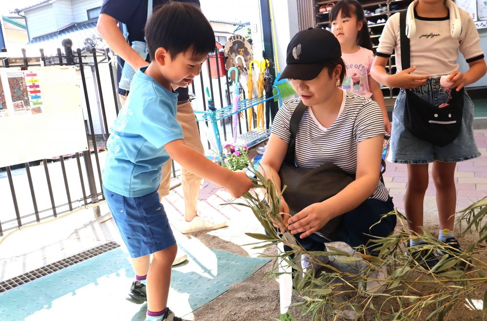キリン組になり初めての保育参加
これやりたい!あれ見せたい!
大好きなお家の人が来てくれるのを
楽しみにしていました
まず登園して準備が終わると
お家の人と七夕飾り♪
「僕はここがいい!」と一番上を指すTくん
お母さんに手伝ってもらい一緒に♡