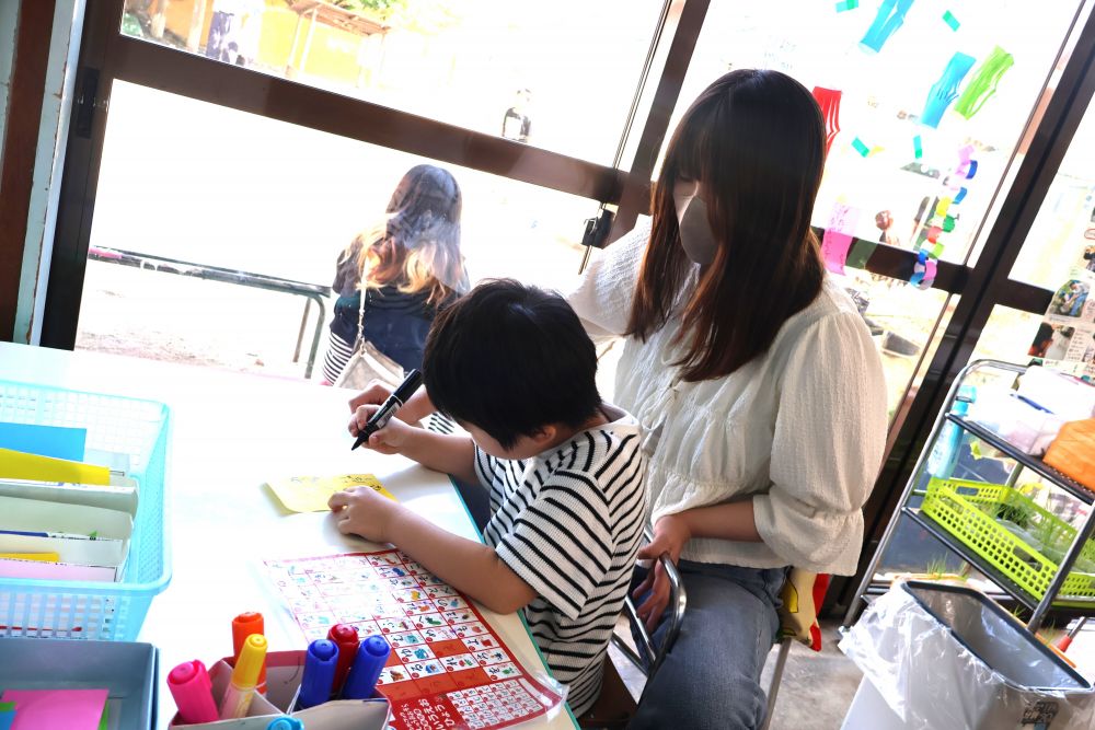 「保育参加の日にお母さんとお願い事書こ~」
と言っていたRくん
「仮面ライダーになりたいな…」
早速七夕にお願い事を書く♪