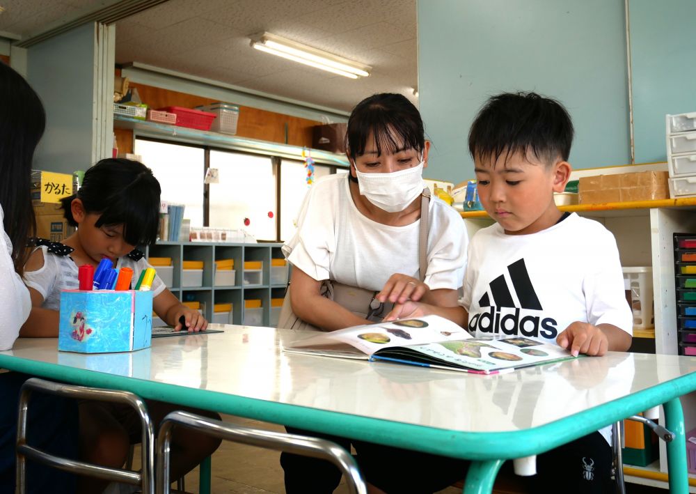 虫が大好きなキリン組さん
「お母さん、朝家におった虫これじゃない?」
最近ではその虫が何を食べるのか?
何を入れてあげたらいいのか?
図鑑で調べる姿が増えました
タブレットや携帯でなんでも調べられる時代ですが
こうして親子で図鑑を見る時間…
幸せな空間ですね♡