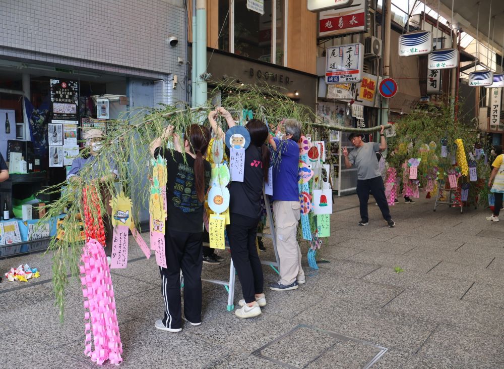 センター街の七夕飾りに今年も参加しました🎋
あいはうすの子ども達の作品と短冊、
そして輪飾りを持って飾りつけへ…