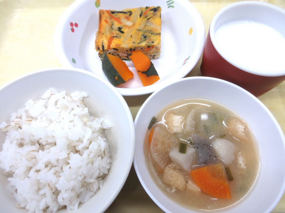 麦ご飯
千草焼き
蒸しかぼちゃ
里芋のみそ汁
牛乳