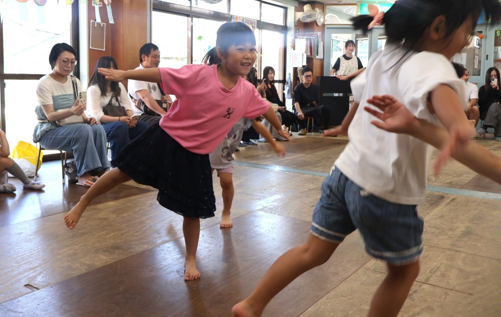 とんぼのめがねの曲に合わせて
小走りに走り、最後は止まり片足立ちでポーズ♪
最初はなかなか止まれず
両足ついたり…手をついたり…
回数を重ねるごとに止まれるように!!
