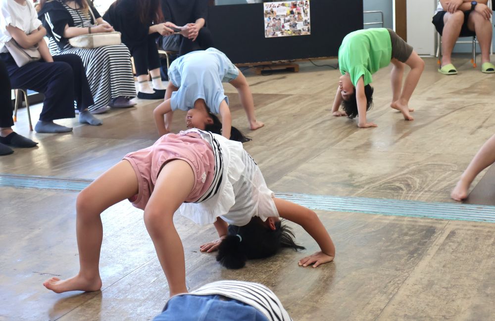 「お家でもやったんだ~」
「今日リズムある?」
普段の様子を見てもらい嬉しそうでした♡
保育参加、ありがとうございました