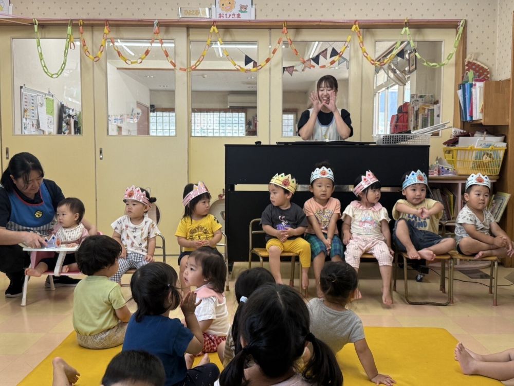 6月生まれの友達もみんなでお祝いしました!
大きな声でみんなでお誕生日の歌を歌いました♪
お誕生日おめでとう!!