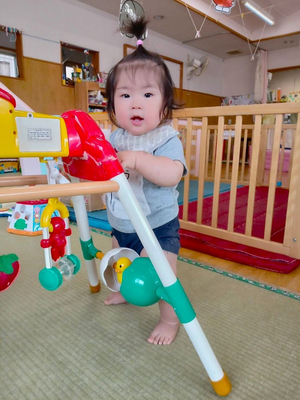 今日から新しい友だちが増えました♪
上手につかまり立ちをしているRくん💓
おやつも上手に摘まんで食べれたよ😊
入園おめでとう🎉
これから楽しいことをいっぱいしようね♪