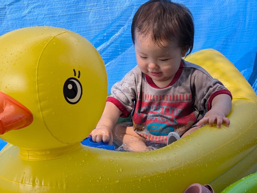 Kちゃんはジョウロにお水を貯めようとしたり、
お水を”バシャバシャ”したりして喜んでいましたよ😊