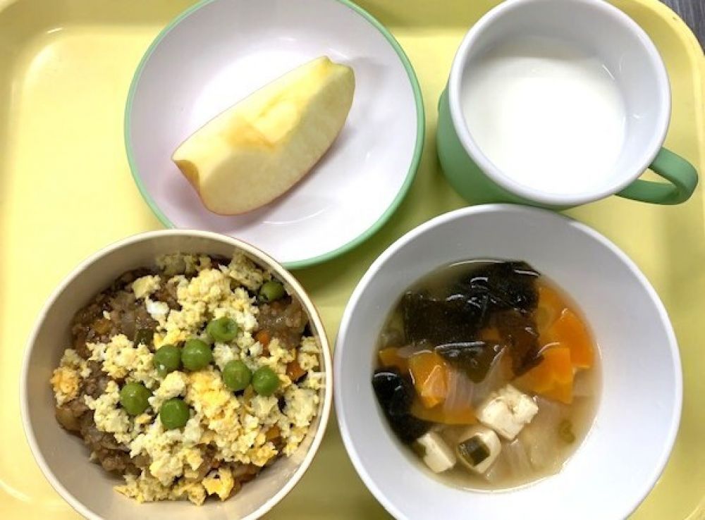 肉みそ丼

豆腐とわかめのすまし汁

りんご

牛乳