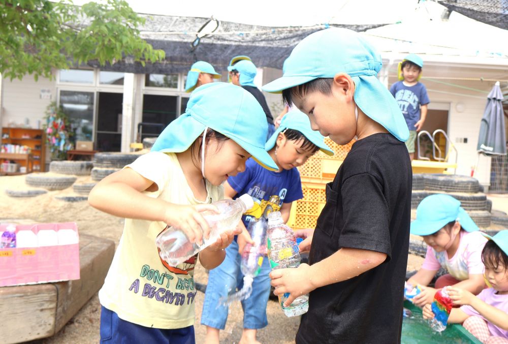 「もう水なくなっちゃいそうだよ~」
「Cちゃんのあげるね!」
ペットボトルが揺れないように支えるYくんと
ゆっくり傾けながら水を注ぐCちゃん
思いやりの気持ちから生まれる優しい姿♡
これからも夏ならではの遊びを
思いきり楽しんでいきたいと思います!