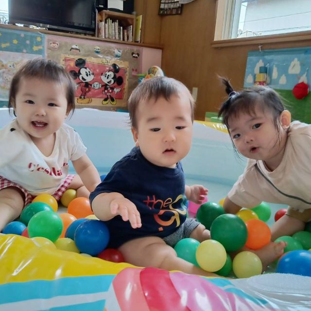 ボールプールで遊んだよ♪　　　～0歳児　ウサギ組～