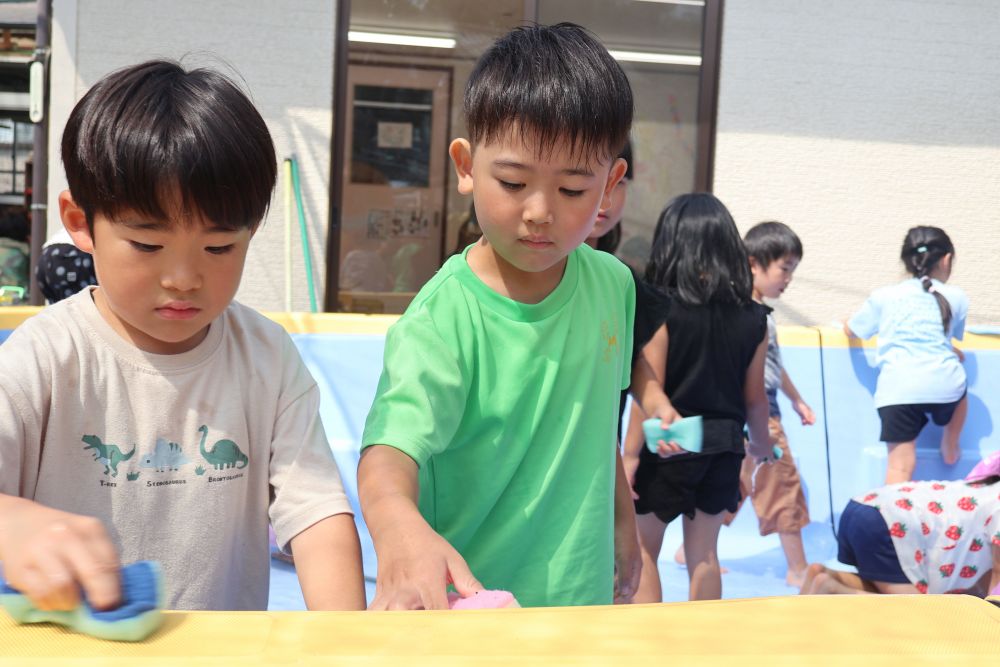 「うわ!ここもなんか黒いよ!」
「こっちも汚い~」
早く入りたいな~と高ぶる気持ちを抑えて
広いプールを端から端まで大掃除♡