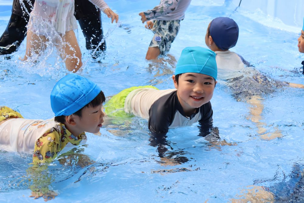 水の中でもできる!
おうまさん歩き!
プールの中を伸び伸びと
歩き回ります
