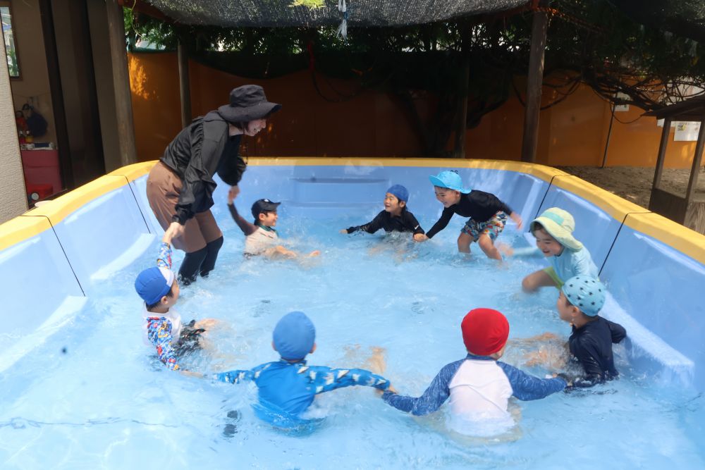 プールの中でも
大好きなリズム遊び♡
「おしい~ 手が離れた〜 」
水の中だと少し感触が違う
その感触を楽しみながらプールを満喫♡
門田の夏は始まったばかり!!
水の冷たさや気持ち良さを感じながら
思いっきりプールを楽しみたいと思います♡