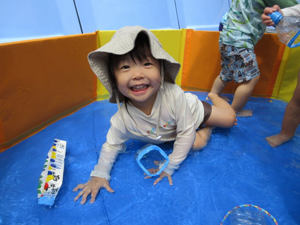 普段から水遊びが大好き!
少しくらい顔に水がかかってもへっちゃら♪
夢中で遊ぶYちゃん
全身で水の冷たさを感じています😊