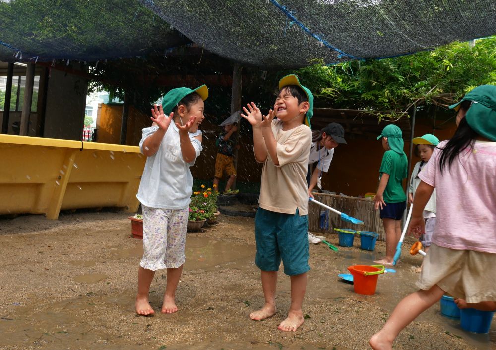 梅雨が明けて暑い日が続く中
元気いっぱい過ごすみんな
水の冷たさを感じ楽しんでいます
「つめたーい♡」
ミストやホースから出る水を
全身で浴び楽しむ♪