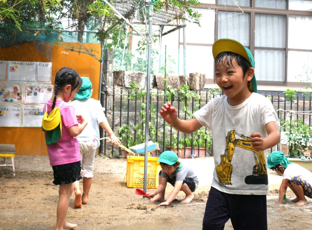 「待てー!!」 水を追いかけるEくん
裸足で伸び伸びと遊び
いよいよ本格的に水遊びが始まりました♡