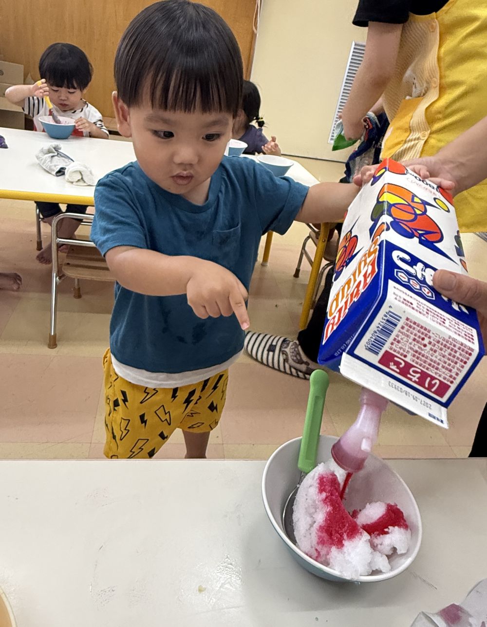 今年も、松浦先生のかき氷屋さんが来たよ🍧
松浦先生の作るかき氷は、絶品なんですよ👏
給食を食べている時に、
準備をしてくれて、
みんな楽しみすぎて、
給食を、あっとゆうまに食べちゃいました!
自分で好きな色、味を決めて、
自分でかけたよ🥰