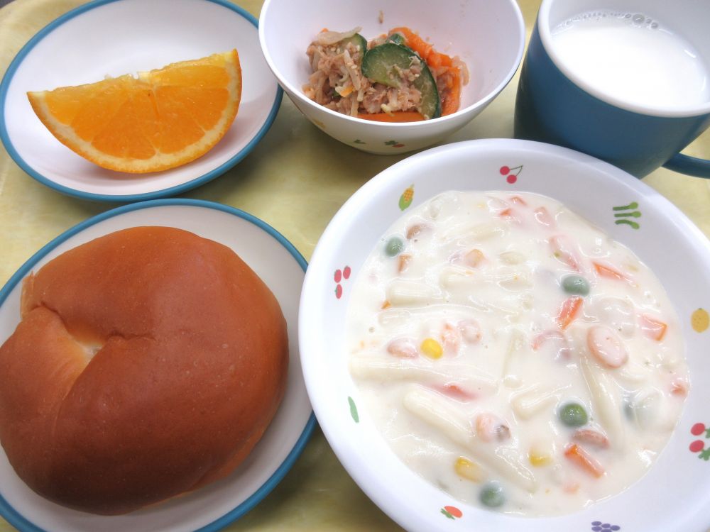 ロールパン
マカロニのクリーム煮
きゅうりともやしのツナナムル
オレンジ
牛乳