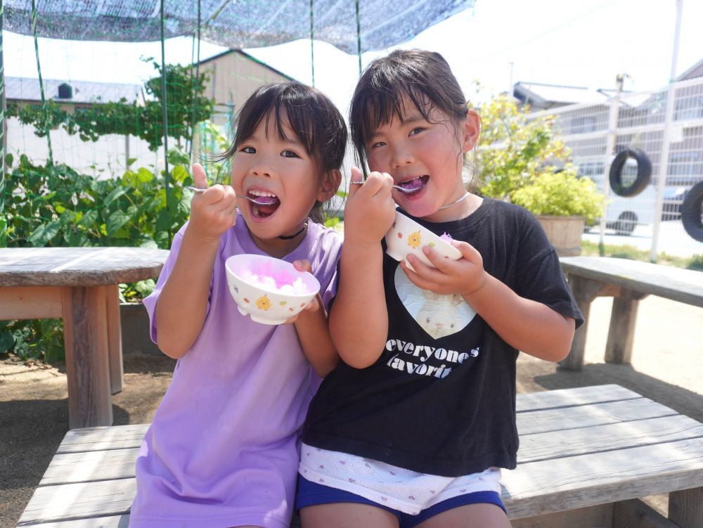 週末が楽しかった分、休み明けはなんだか気持ちが重いな~と言う日も・・
でも今日は!かき氷という大の楽しみが!!
楽しみを見つけながら気持ちをコントロールするという経験を積んでもらいたいです♡
「いただきまーす♪」
いちごにする!と登園したときから決めていたけど
もも味に惹かれた2人♡