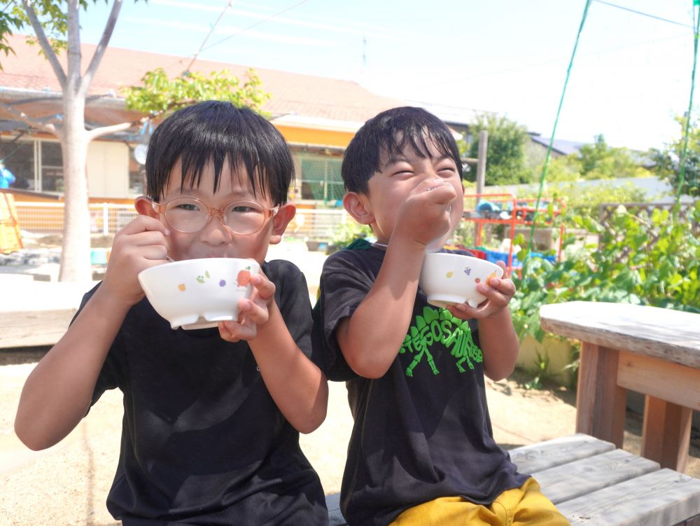 「わー冷たい!」
「めっちゃおいしいー♡」
「頭がキンキンしてくるねー!」
こんな暑い日には氷の冷たさが気持ちいい♡