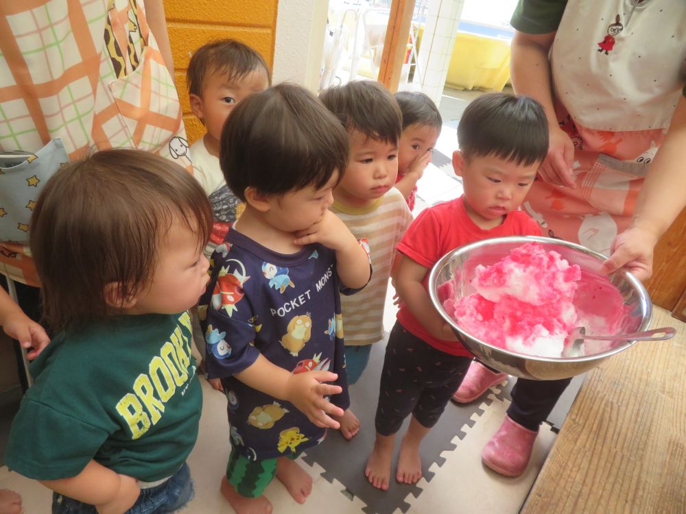 冷たくてあま~いかき氷♡
ウサギ・ヒヨコ組の子どもたちもいただきました!!
子どもたちの反応は・・・様々でした!
「かき氷をもらいに行こう!」
ヒヨコ組の子どもたちははりきってやってきました!
「何味にする?」
「いちご・・・メロン・・・もも・・・」
いろいろな味の中で一番人気のいちご味に決めました♡