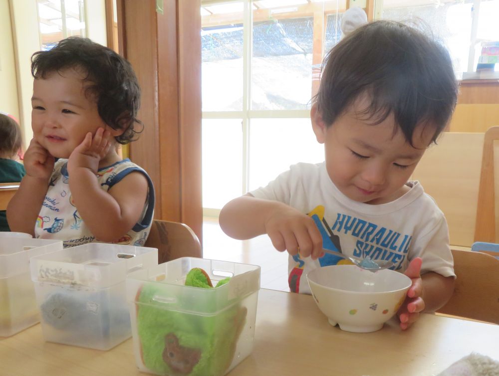 部屋に戻り、さっそくいただきます!!
スプーンにのせて・・・パクリ!
「おいし~い!!」
「つめた~い!!」
「あま~い!!」
表情豊かに表現する子どもたち♪